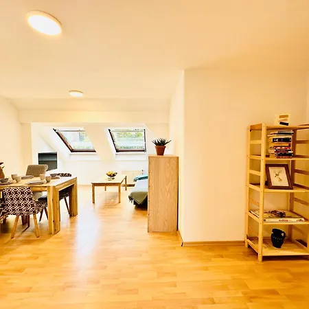Fantastische Dachgeschosswohnung In Connewitz - 3 Private Schlafbereiche - Platz Fuer Bis Zu 5 Personen - Tolle Lage Und Oeffentliche Verkehrsmittel *