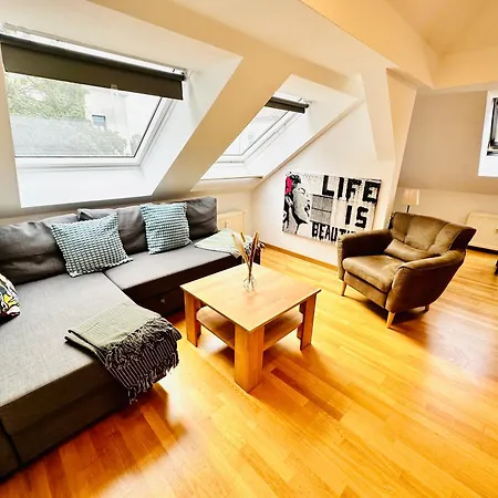 Fantastische Dachgeschosswohnung In Connewitz - 3 Private Schlafbereiche - Platz Fuer Bis Zu 5 Personen - Tolle Lage Und Oeffentliche Verkehrsmittel * לייפציג