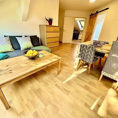 Fantastische Dachgeschosswohnung In Connewitz - 3 Private Schlafbereiche - Platz Fuer Bis Zu 5 Personen - Tolle Lage Und Oeffentliche Verkehrsmittel *