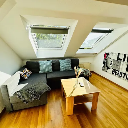 아파트 Fantastische Dachgeschosswohnung In Connewitz - 3 Private Schlafbereiche - Platz Fuer Bis Zu 5 Personen - Tolle Lage Und Oeffentliche Verkehrsmittel 라이프치히
