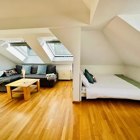 Fantastische Dachgeschosswohnung In Connewitz - 3 Private Schlafbereiche - Platz Fuer Bis Zu 5 Personen - Tolle Lage Und Oeffentliche Verkehrsmittel