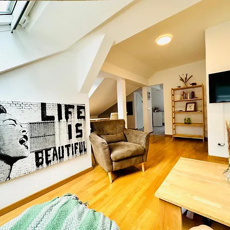 아파트 Fantastische Dachgeschosswohnung In Connewitz - 3 Private Schlafbereiche - Platz Fuer Bis Zu 5 Personen - Tolle Lage Und Oeffentliche Verkehrsmittel