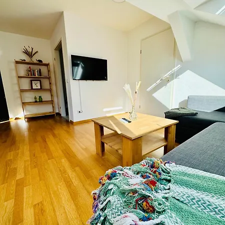 아파트 Fantastische Dachgeschosswohnung In Connewitz - 3 Private Schlafbereiche - Platz Fuer Bis Zu 5 Personen - Tolle Lage Und Oeffentliche Verkehrsmittel *