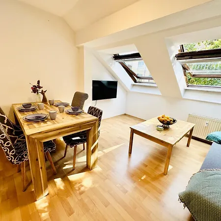 Fantastische Dachgeschosswohnung In Connewitz - 3 Private Schlafbereiche - Platz Fuer Bis Zu 5 Personen - Tolle Lage Und Oeffentliche Verkehrsmittel 아파트